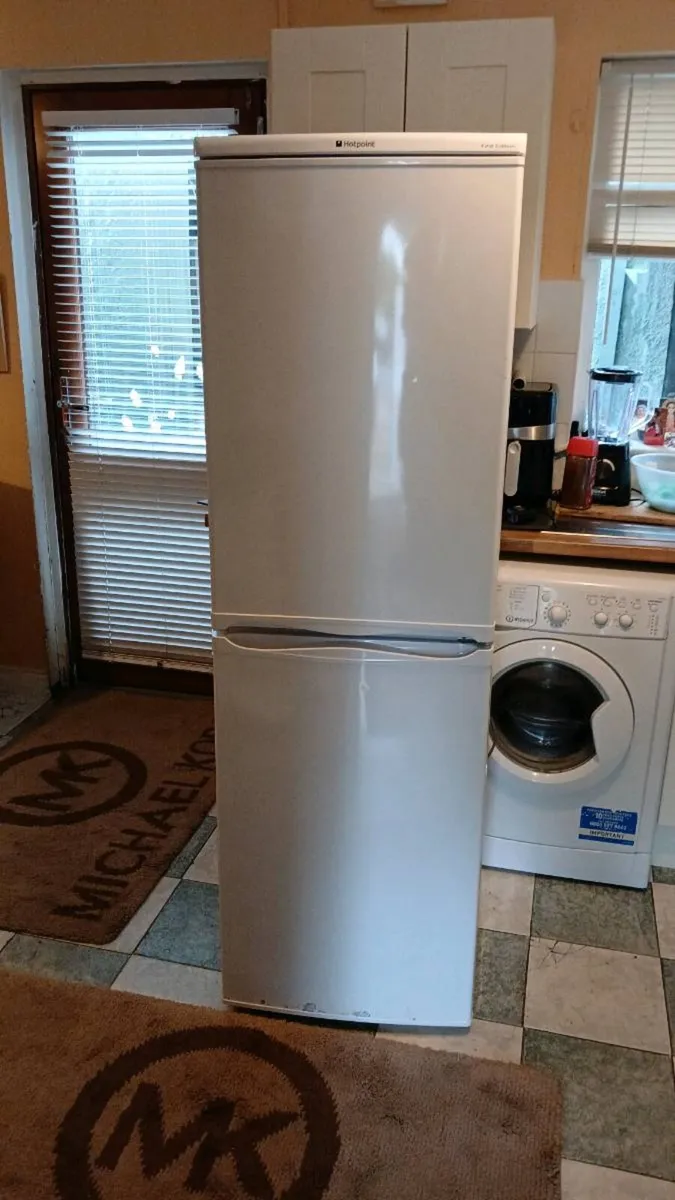 Hotpiont fridge freezer - Image 1