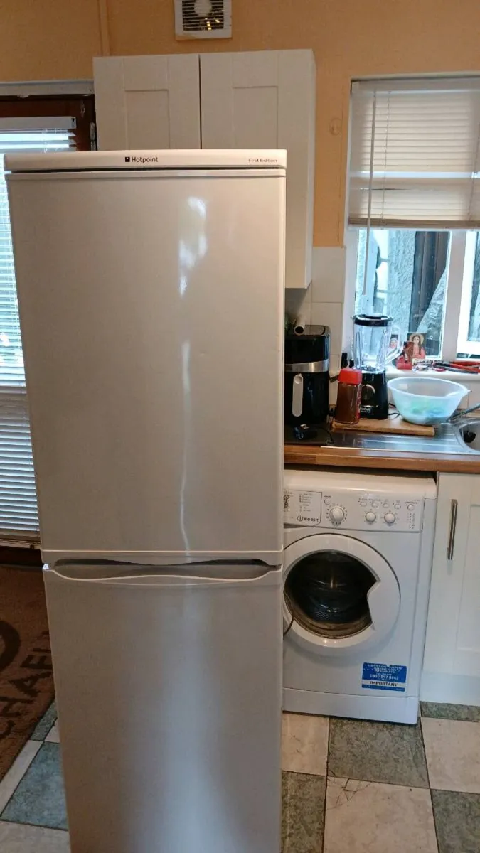 Hotpiont fridge freezer - Image 2