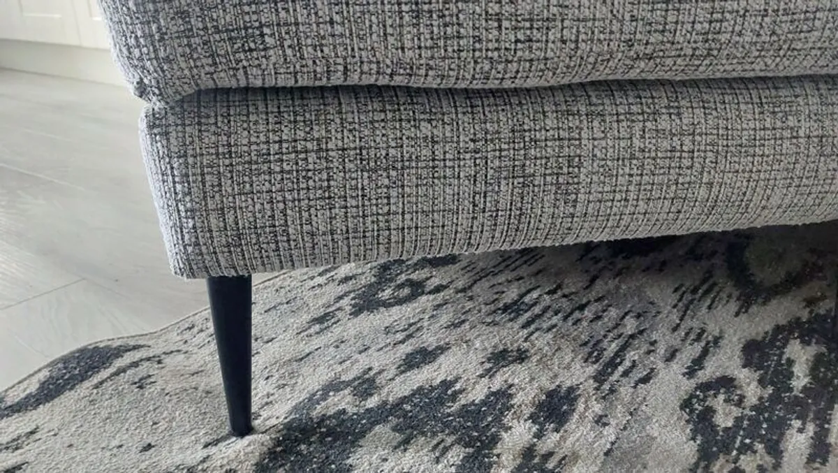 Beautiful sofa ,4 years remaining insurance / damage protection, one year old - Image 3