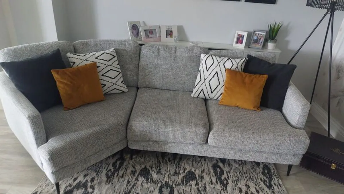 Beautiful sofa ,4 years remaining insurance / damage protection, one year old - Image 1