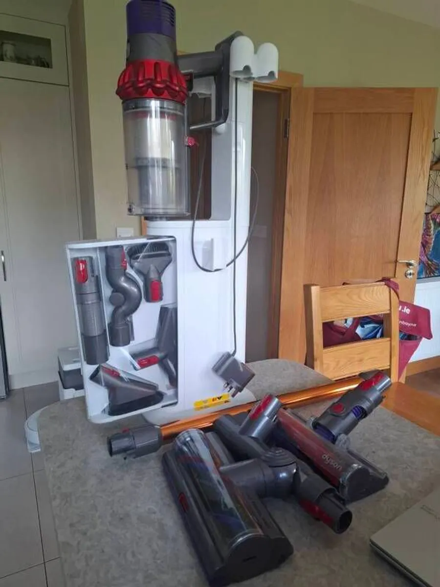 Dyson V10 - Image 1