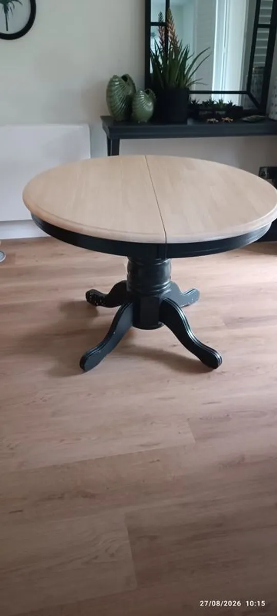 round extendable dining table - Image 1