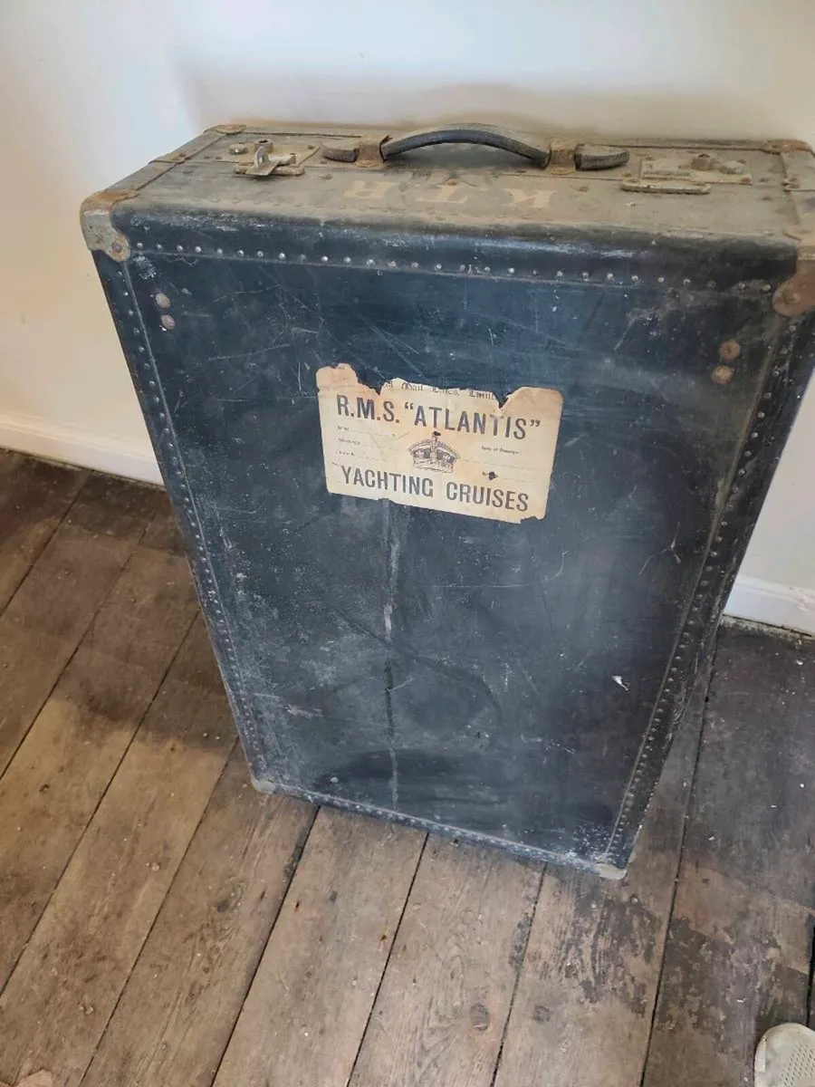 Old suitcase wardrobe from a ship - Image 1