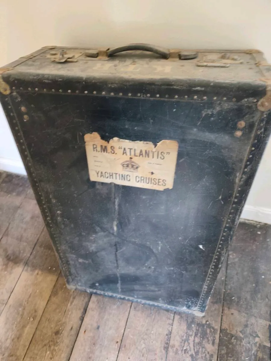 Old suitcase wardrobe from a ship - Image 2