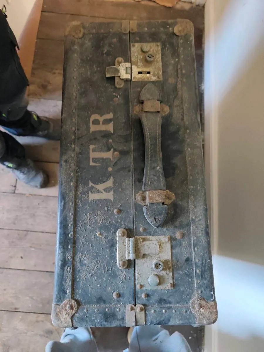 Old suitcase wardrobe from a ship - Image 3