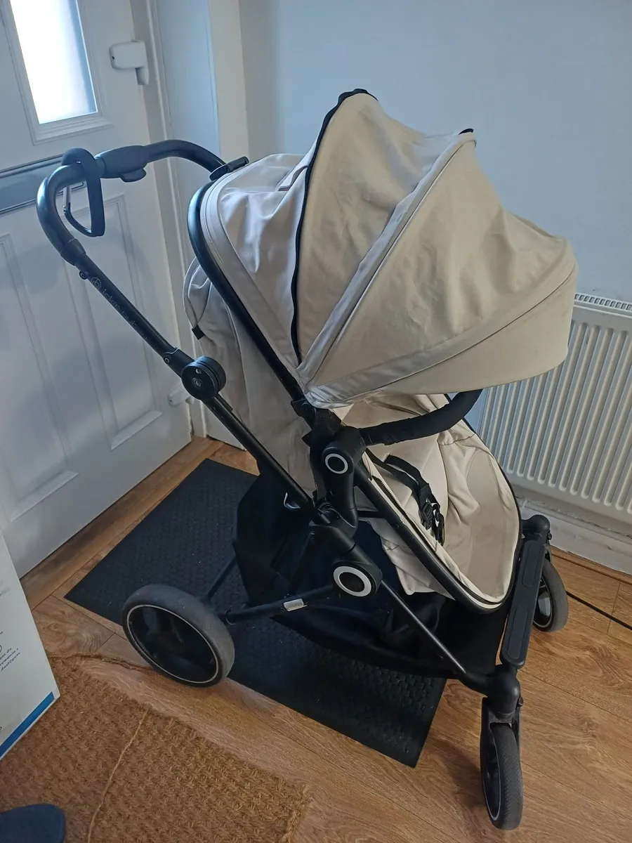 Buggy/pram/car seat set - Image 3