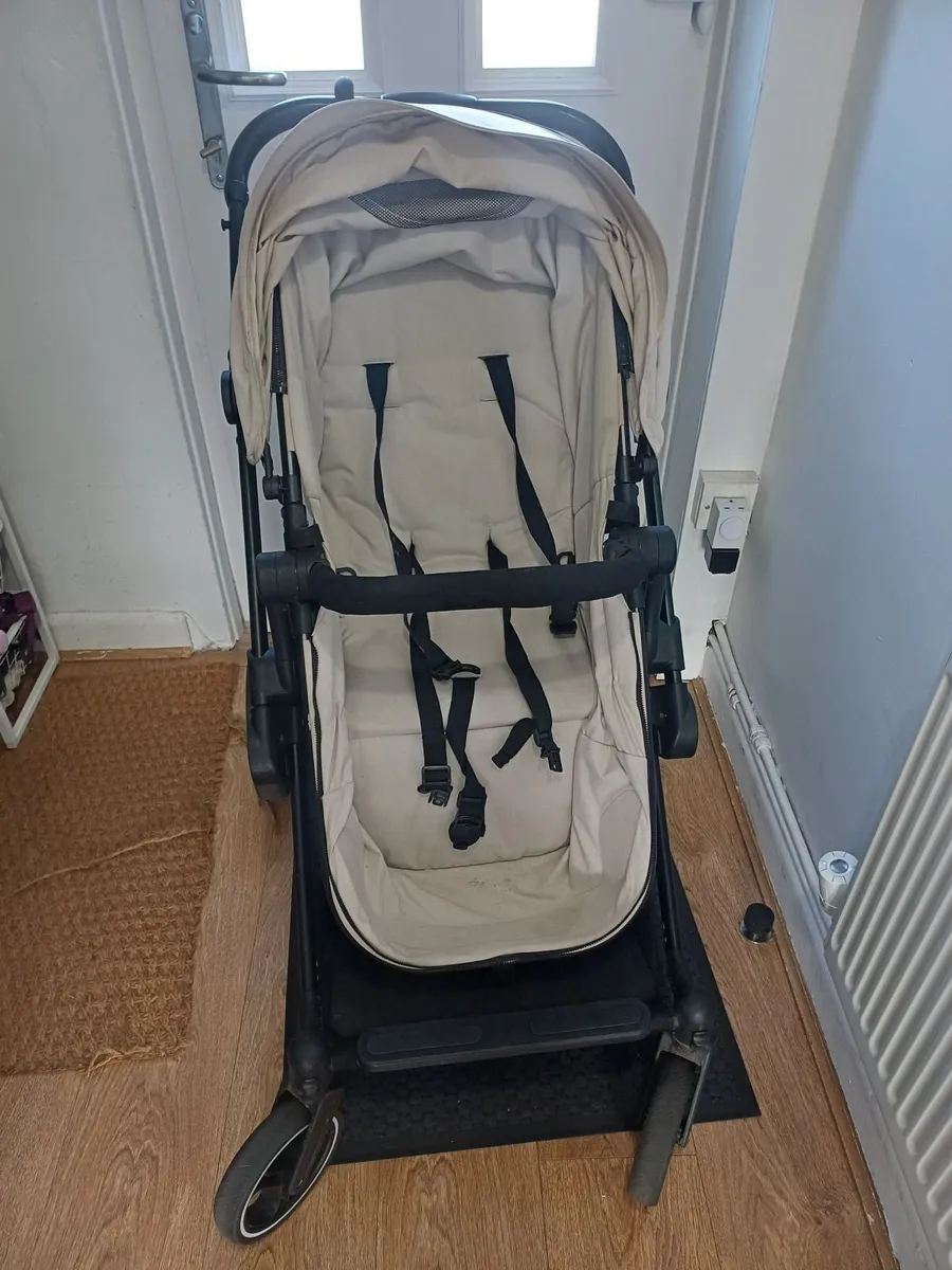Buggy/pram/car seat set - Image 4