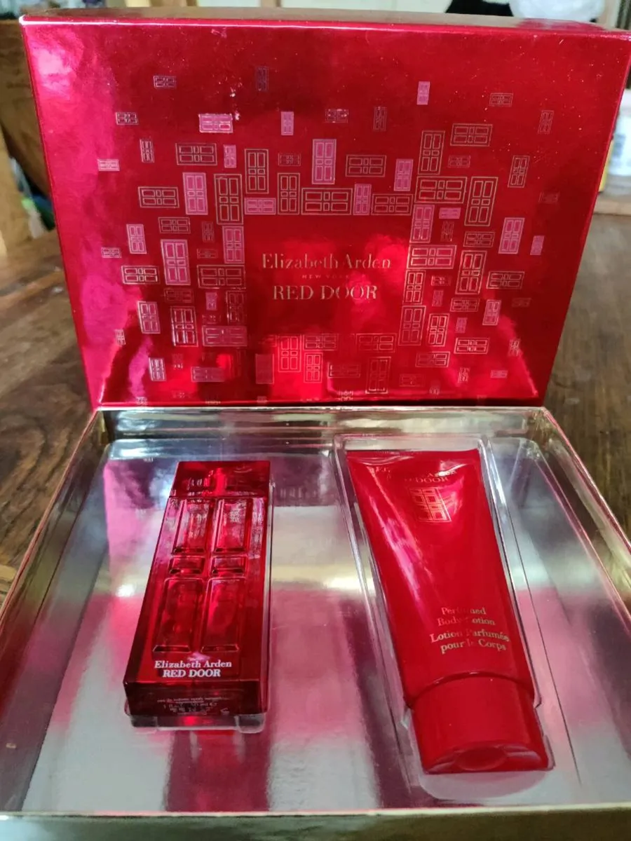 HUGE RED DOOR , ELIZABET ARDEN, Perfume Set ! - Image 1