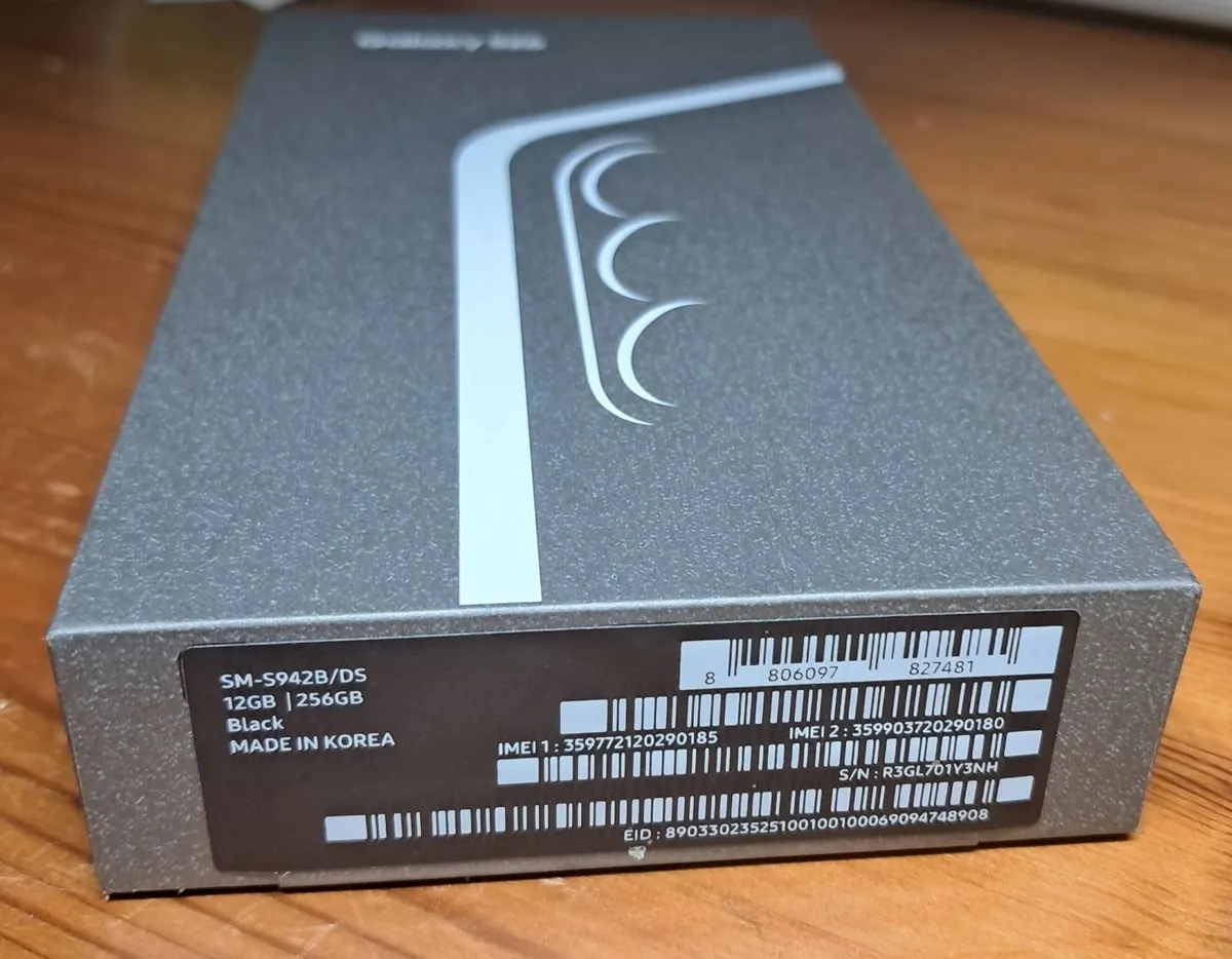 Sealed Samsung Galaxy S26 - Image 2