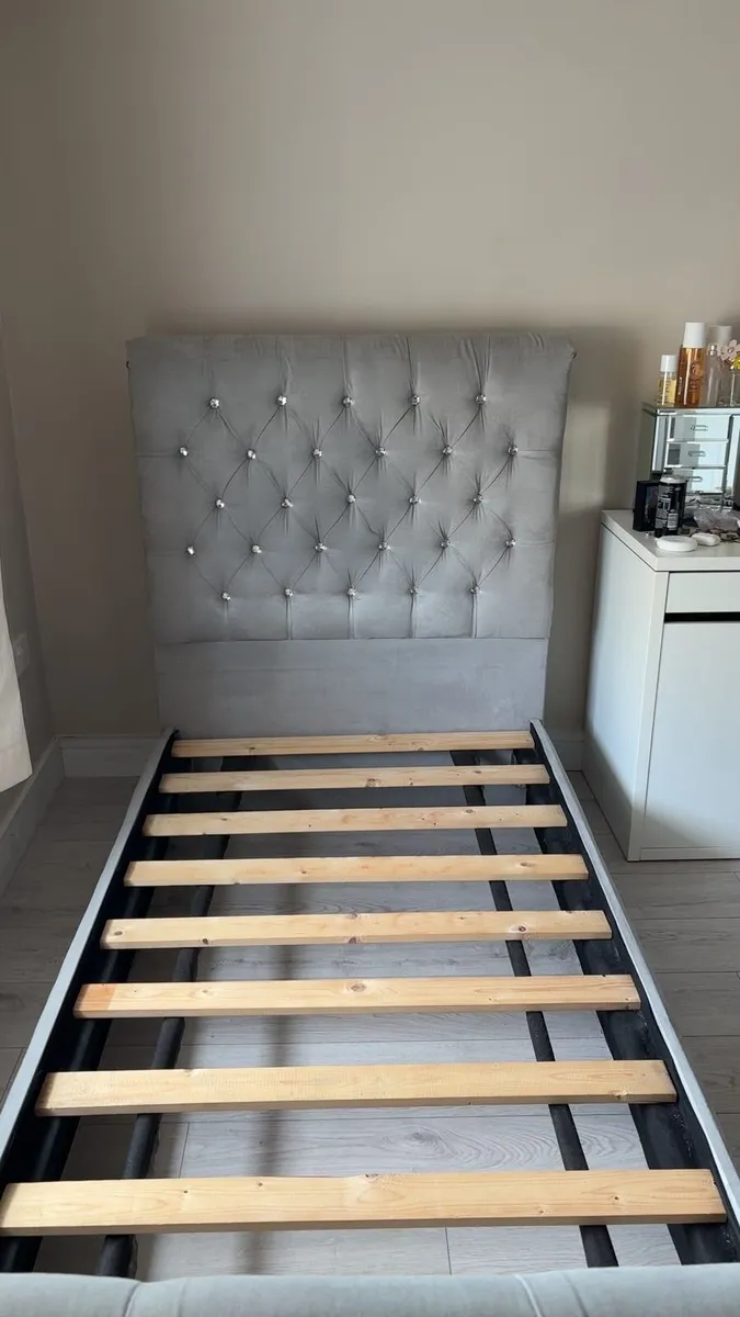 A single bed - Image 3