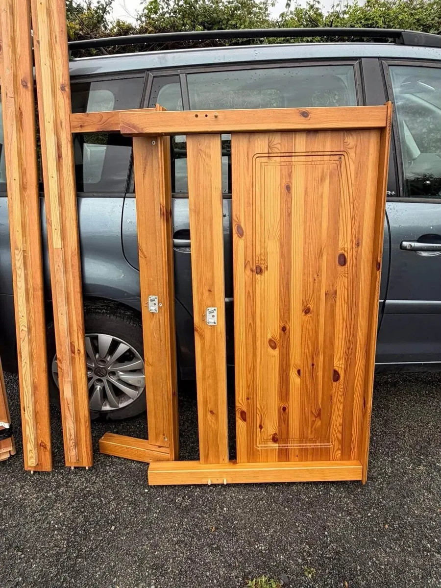 Double bed frame 4,6 fr €100 - Image 3