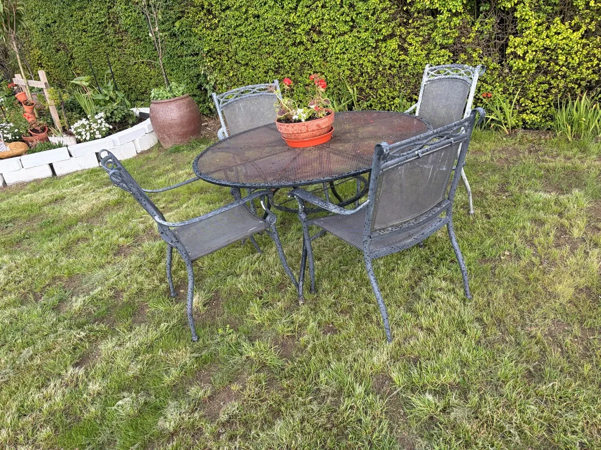 round garden table + 4 chairs set - Image 1