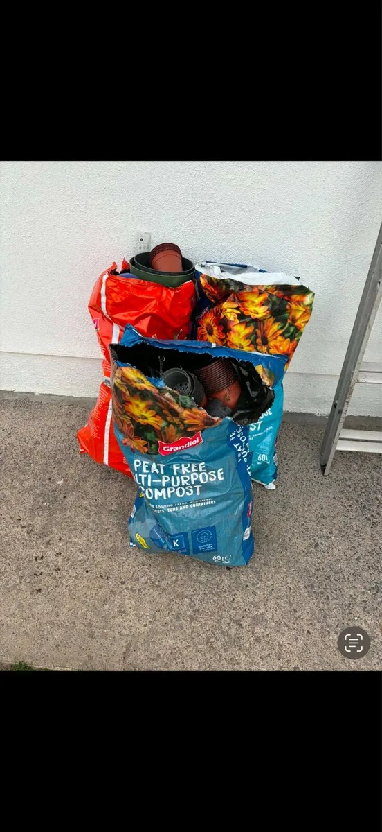plastic pots x10 bags for €20 - Image 1