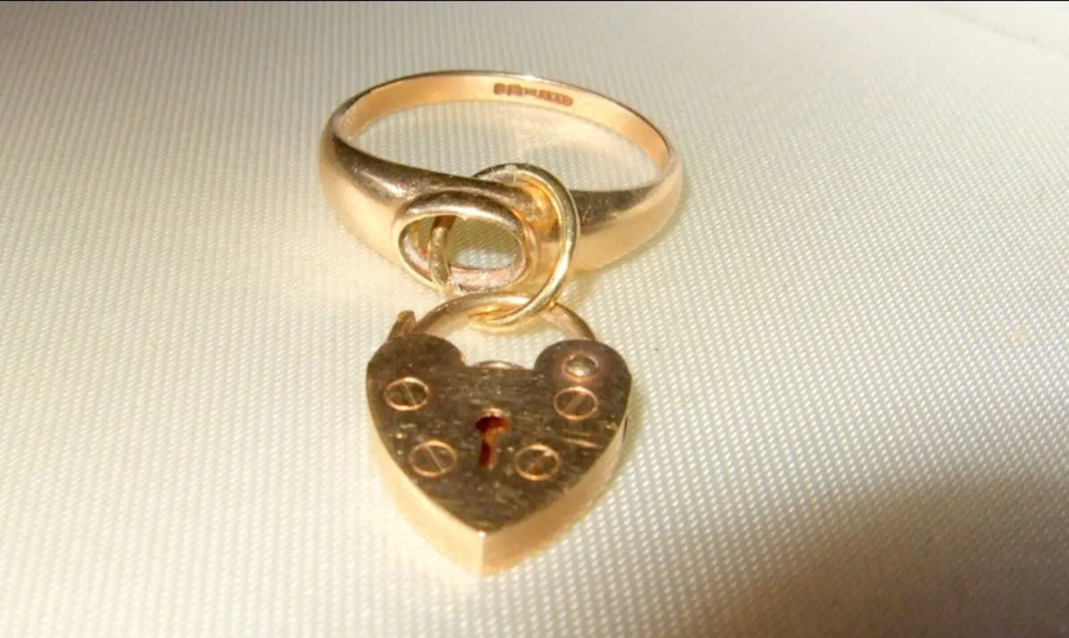 Vintage 9ct Gold 'Jailers Ring'-Fully Hallmarked - Image 1