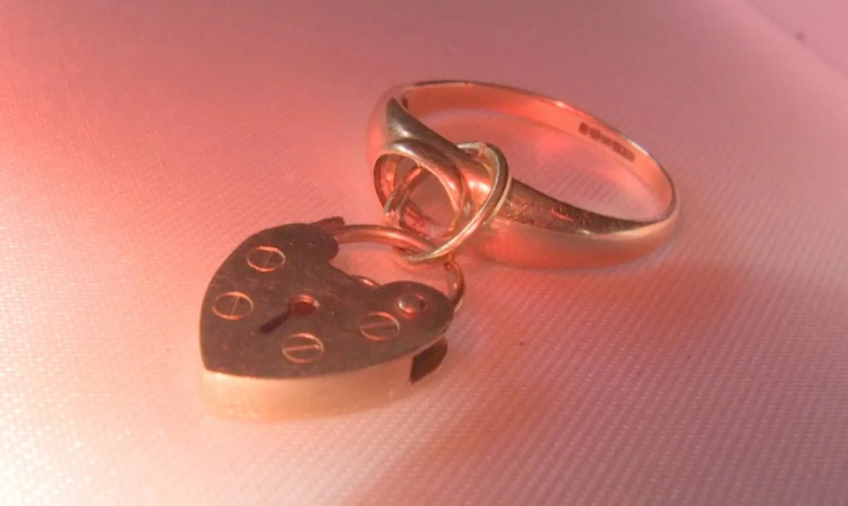 Vintage 9ct Gold 'Jailers Ring'-Fully Hallmarked - Image 2