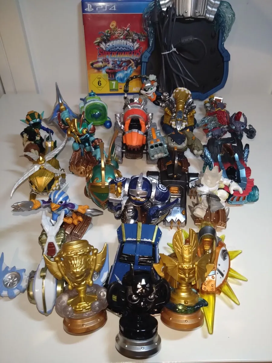 Skylanders Superchargers PS4 Game and Figures - Image 3