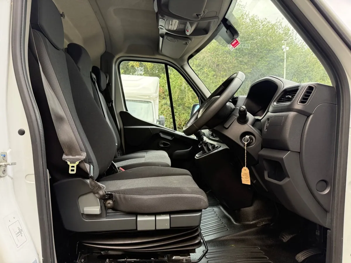 2022 Renault Master Luton Low Loader Van - Image 3