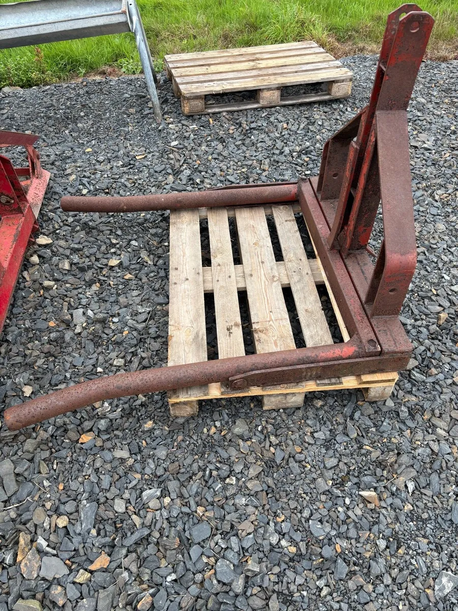 Tipping bale lifter - Image 1