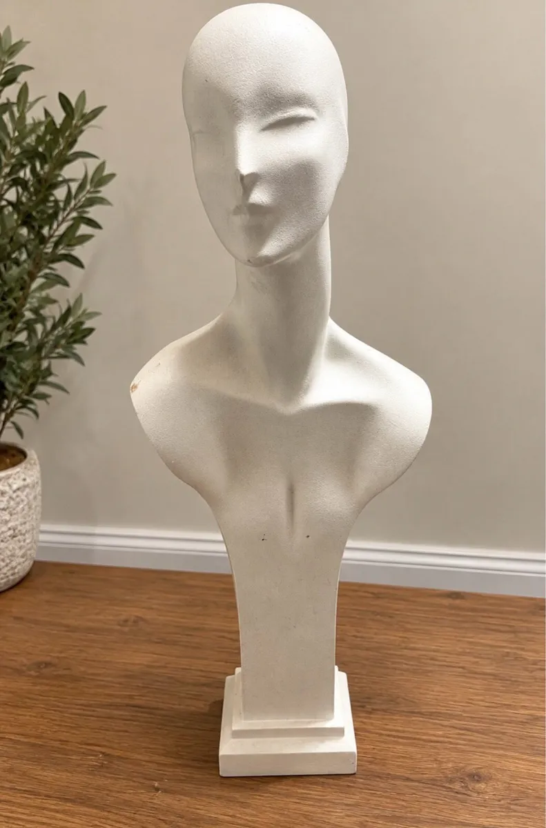 Mannequin bust