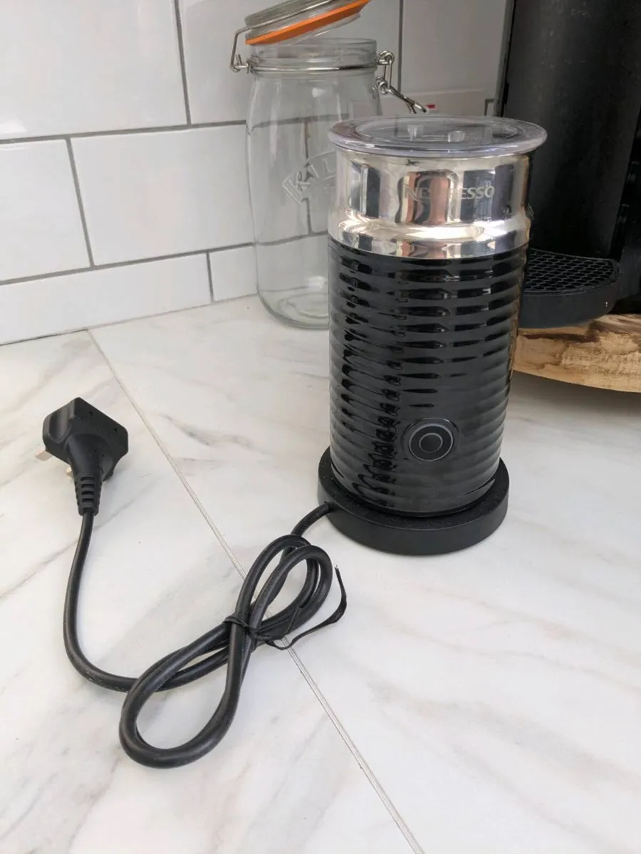 Nespresso vertuo with Aeroccino milk frother - Image 3