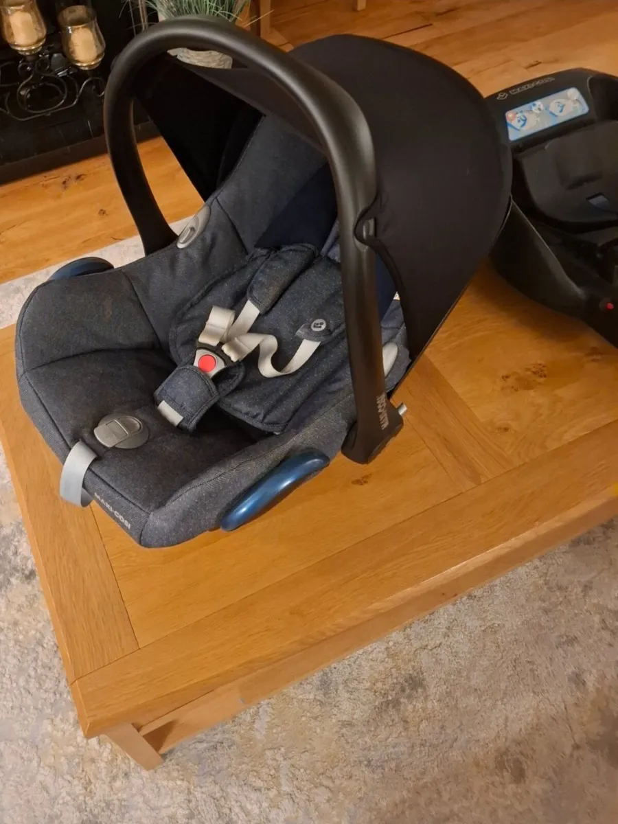 Maxi Cosi Car Seat - Image 1