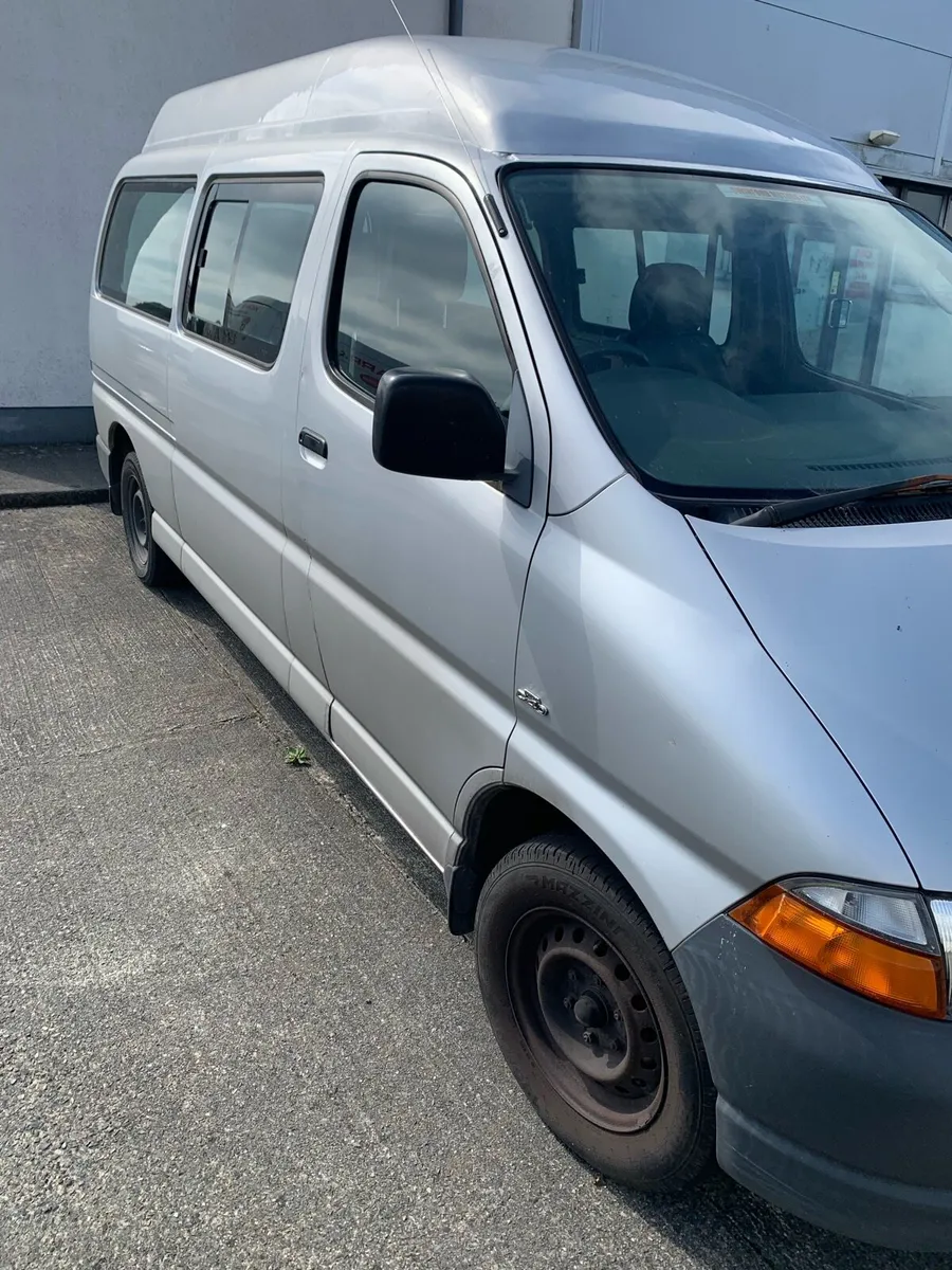 Toyota Hiace minibus - Image 4