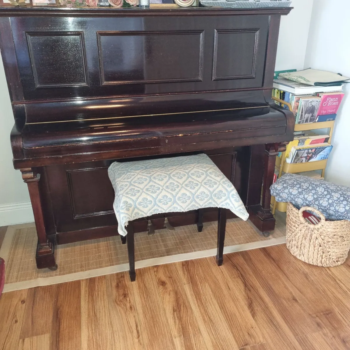 Piano and stool - Image 1