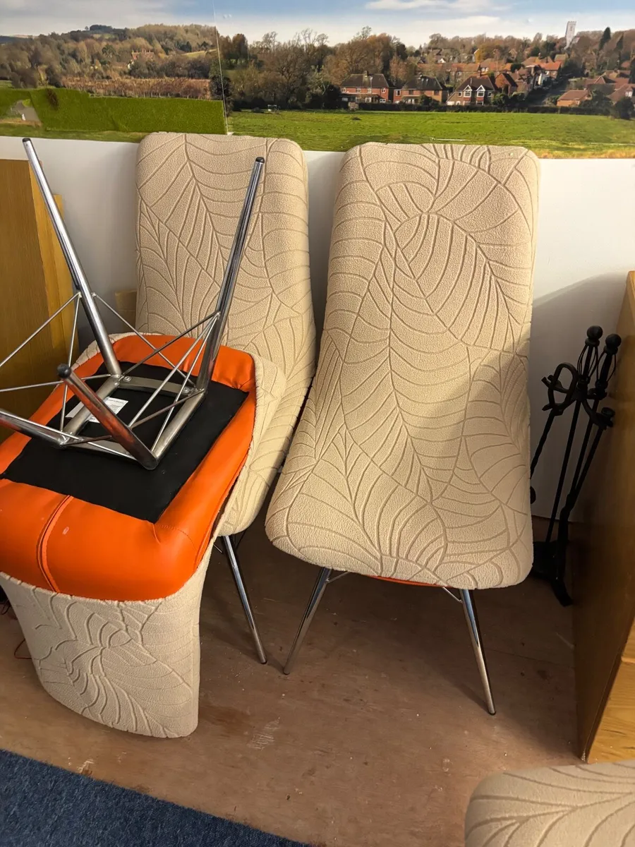 Table and chairs - Image 1