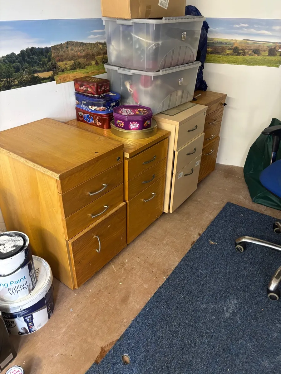 Table and chairs - Image 2
