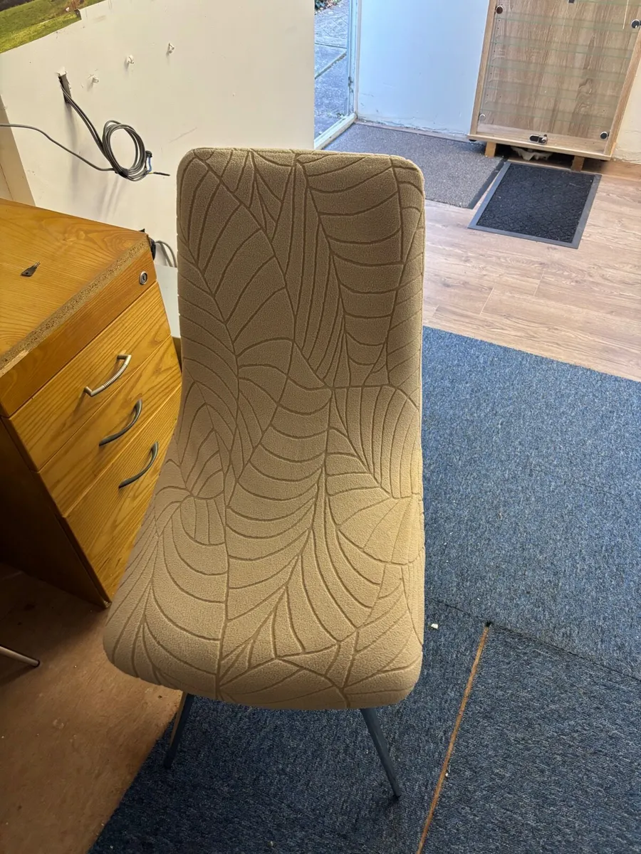 Table and chairs - Image 3
