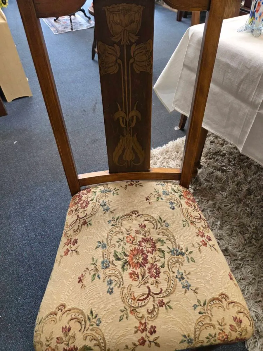 Table and 4 chairs - Image 1
