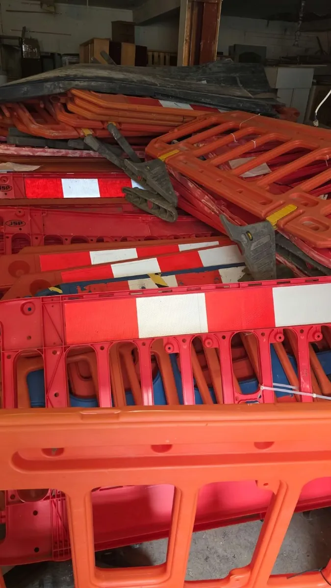 Melba Swintex 2m Plastic Road Barrier - Image 2