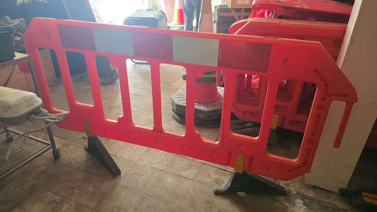 Melba Swintex 2m Plastic Road Barrier - Image 1
