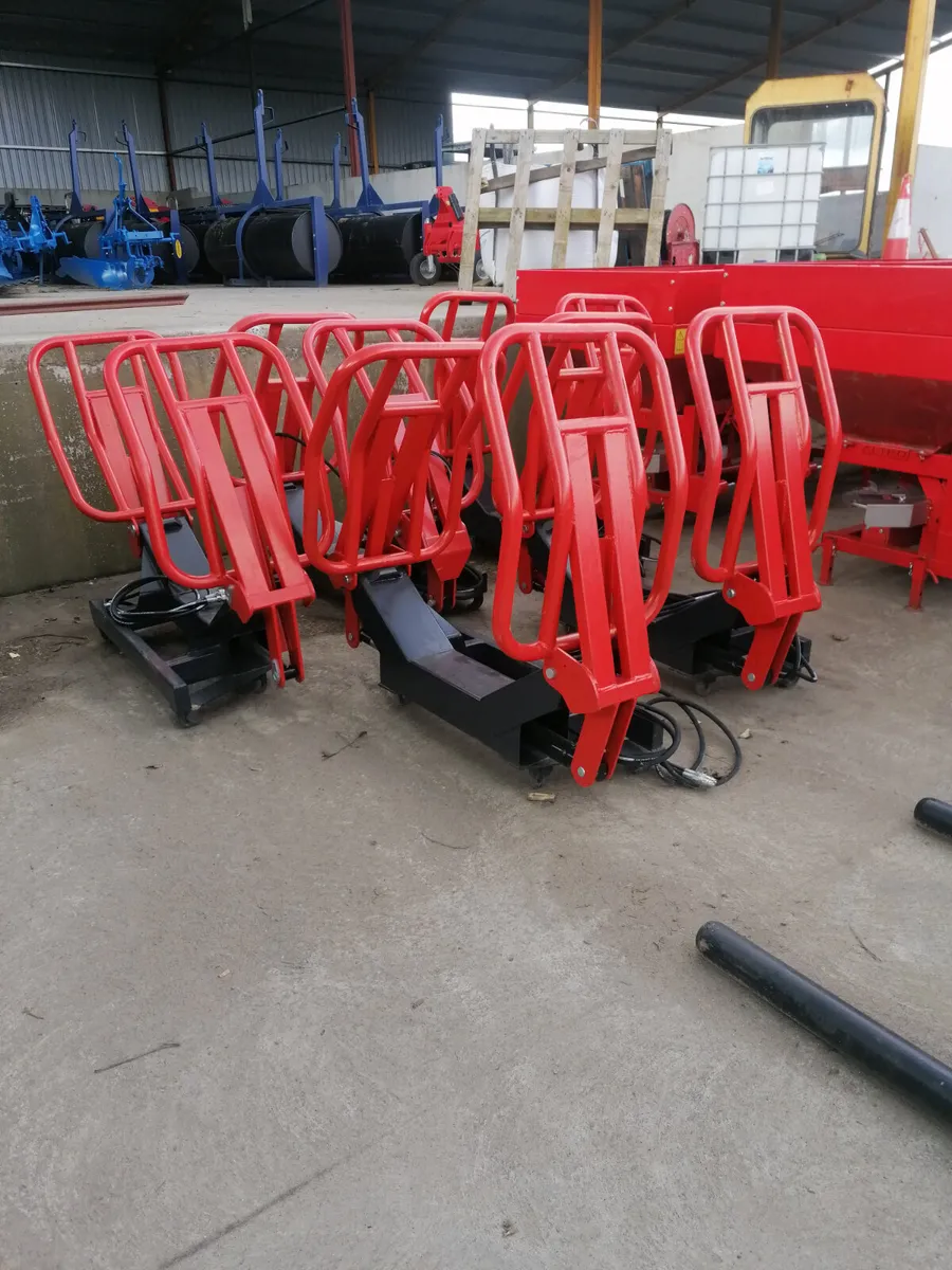 Soft hands bale squeezer - Image 1