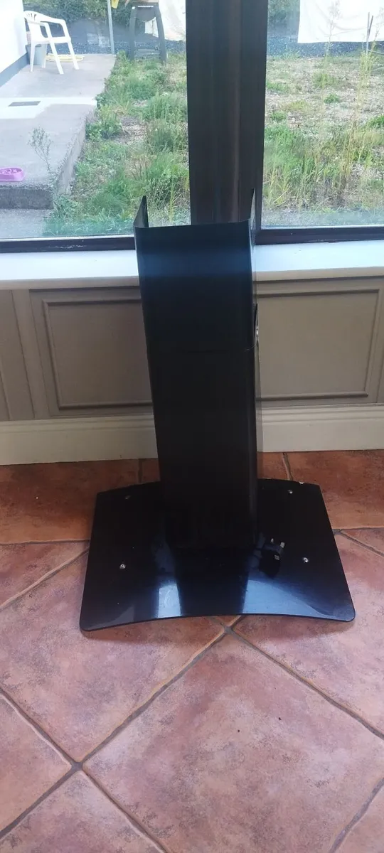 Extractor hood and fan - Image 1