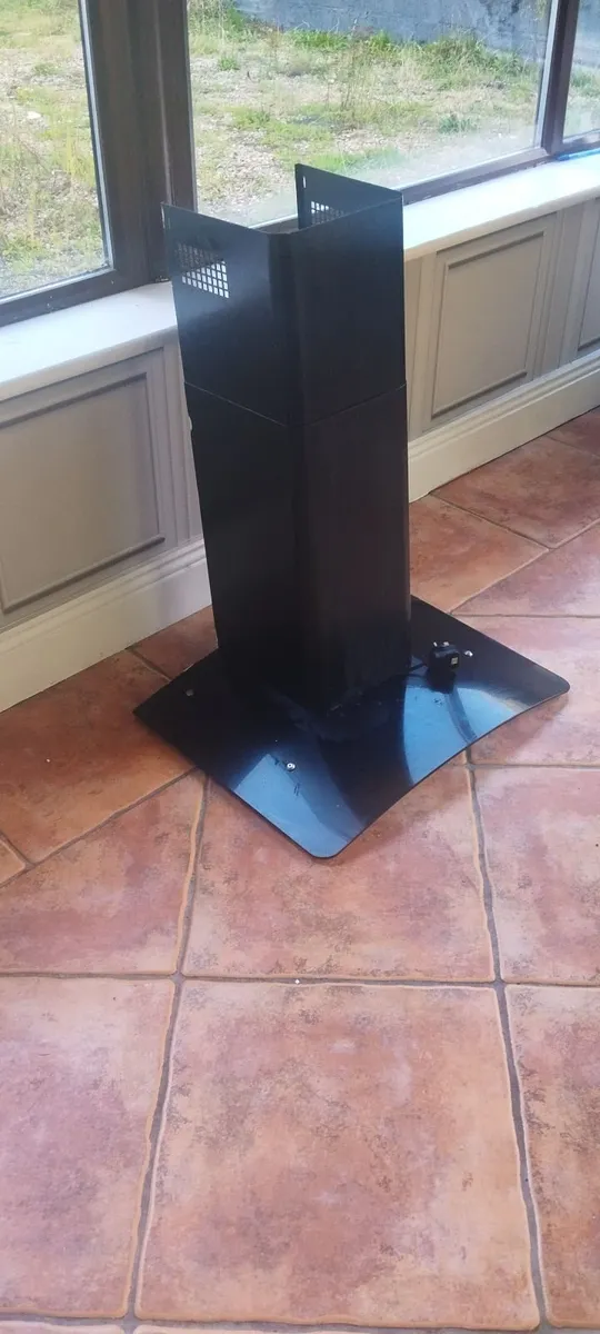 Extractor hood and fan - Image 4