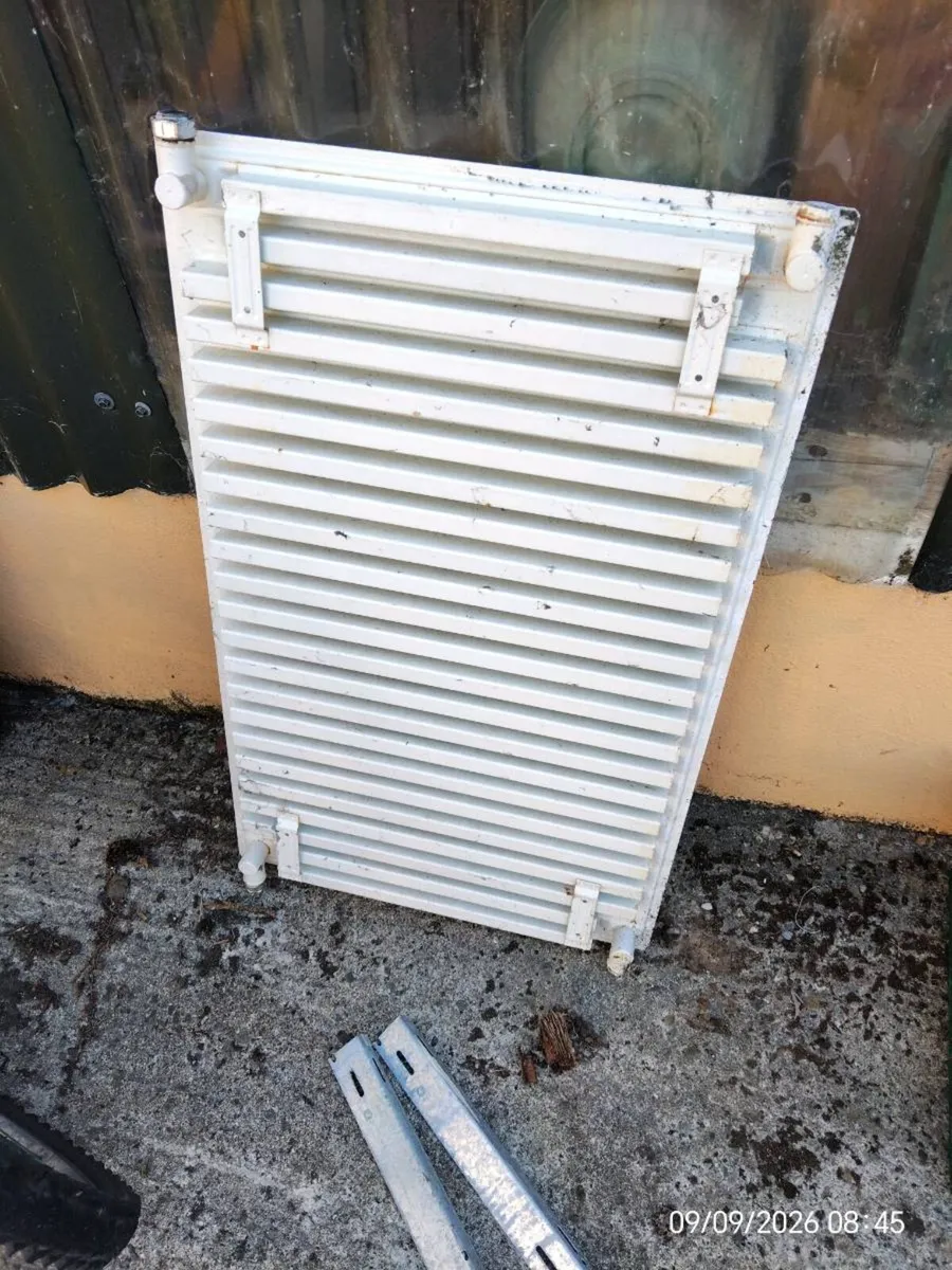 Radiator with brackets - Image 1