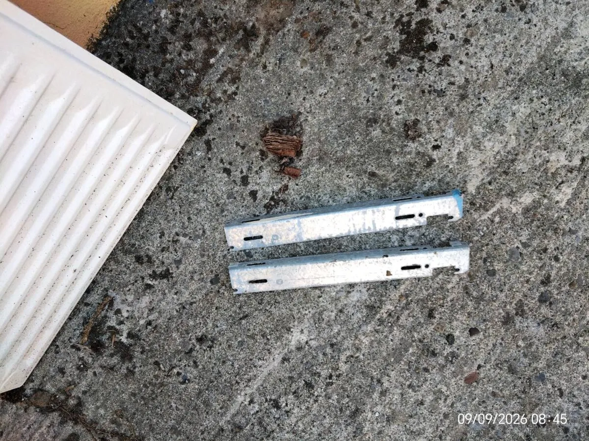 Radiator with brackets - Image 2