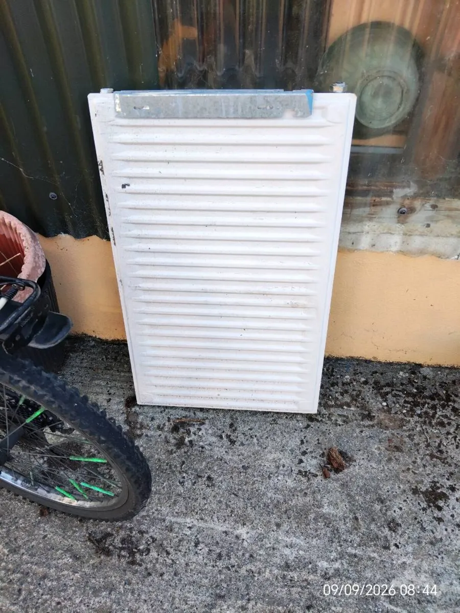Radiator with brackets - Image 3