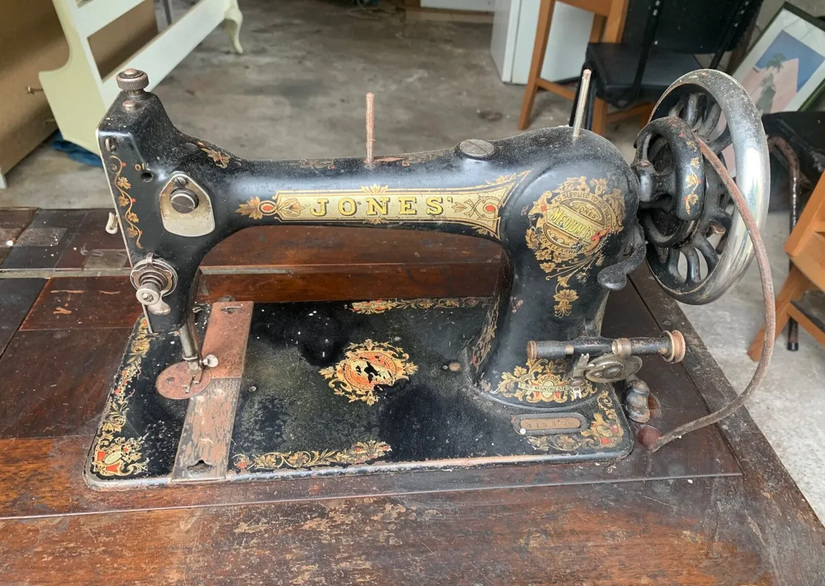 Vintage sewing machine - Image 1