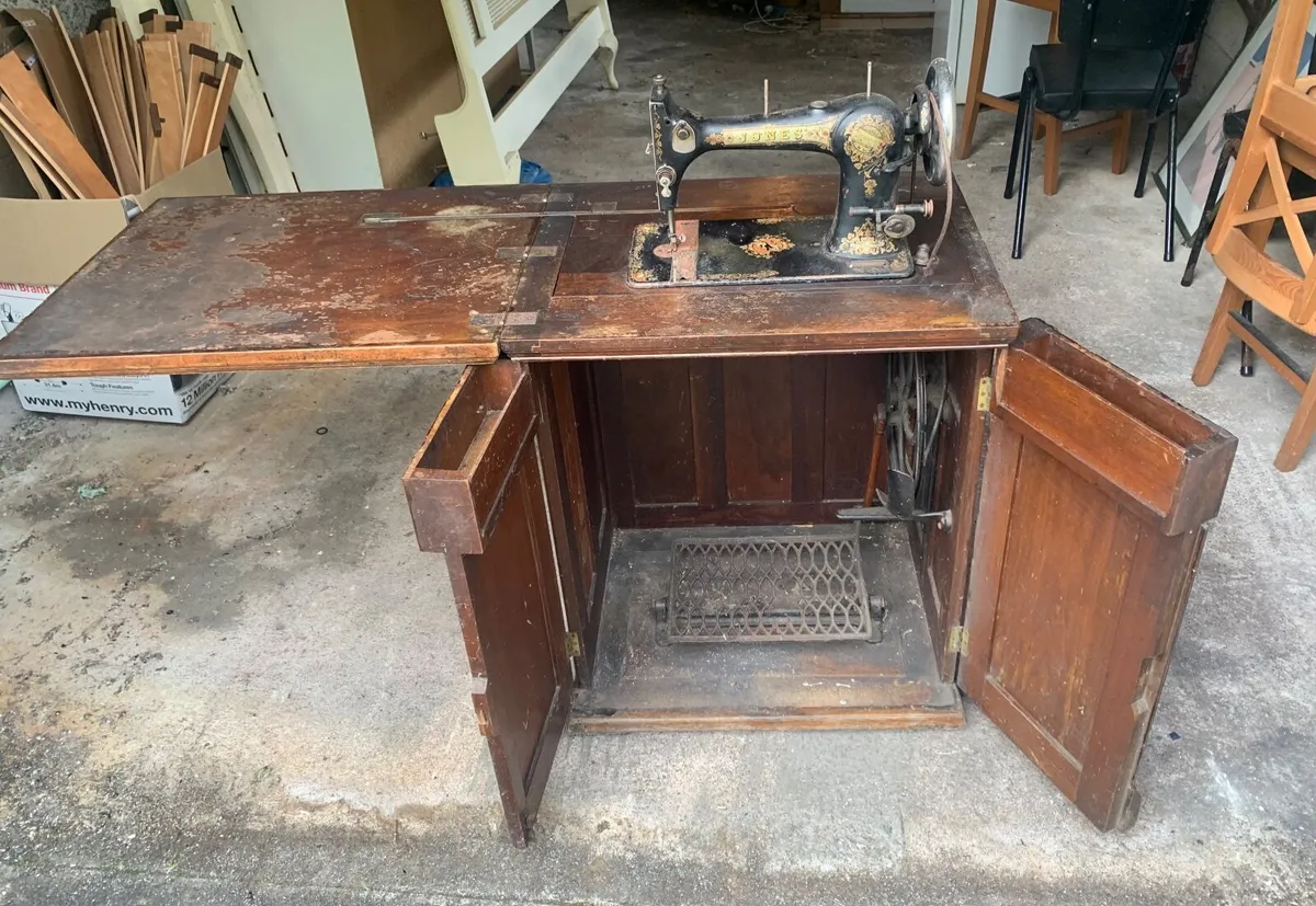 Vintage sewing machine - Image 2