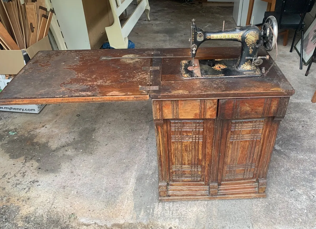 Vintage sewing machine - Image 3