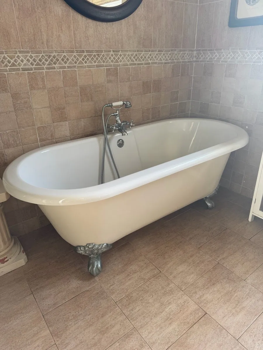 Victorian style roll top bath - Image 1