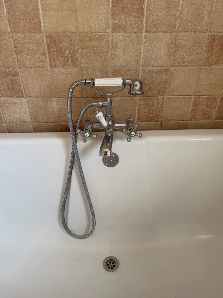 Victorian style roll top bath - Image 2