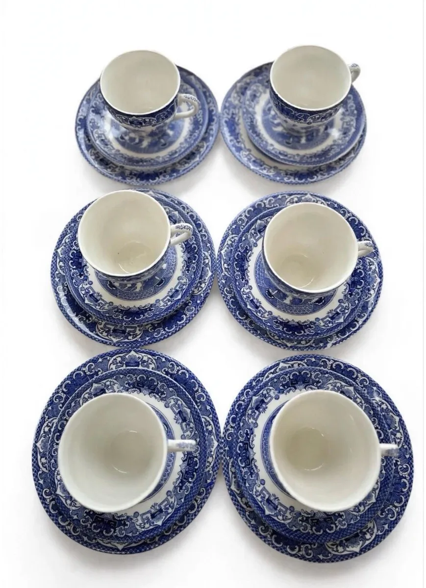 Vintage Blue Willow 18 pieces - Image 3