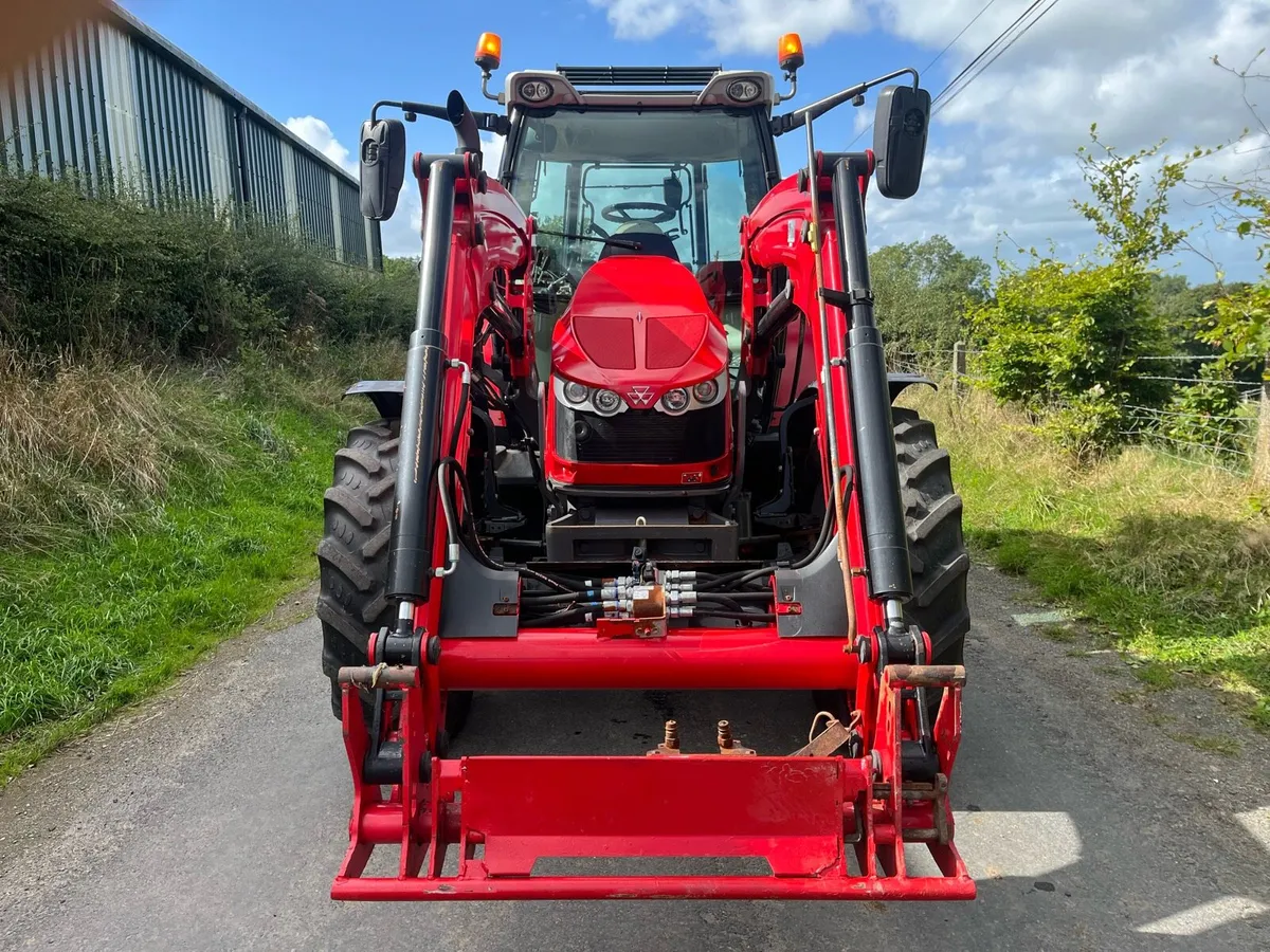 Massey Ferguson 5712 - Image 3