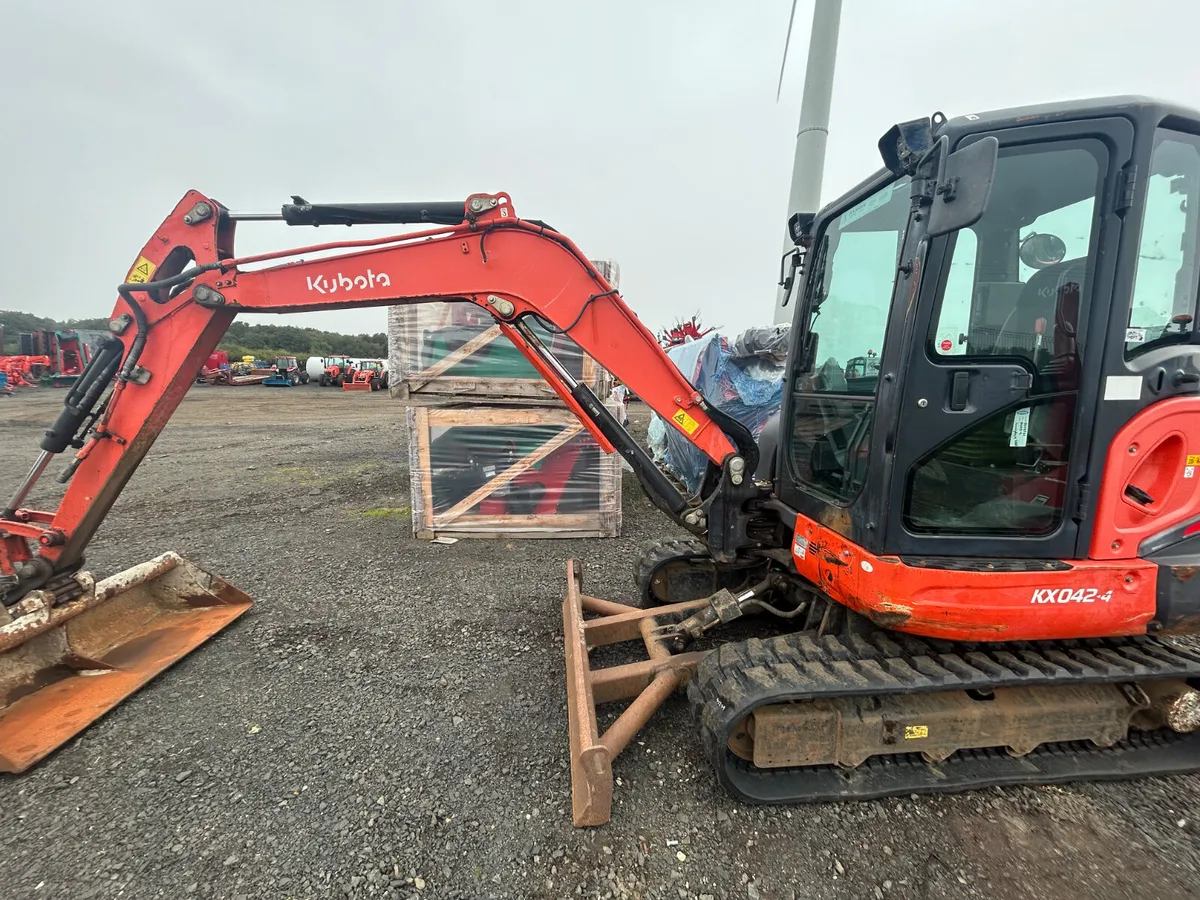 2016 Kubota KX042-4 Digger - Image 3
