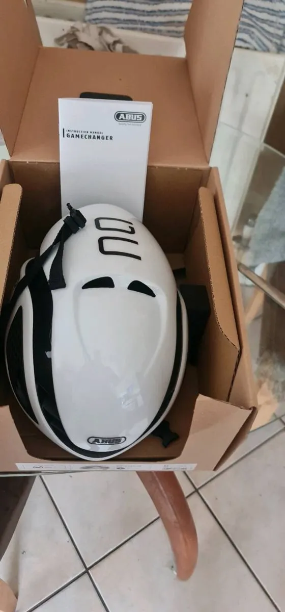 Brand new abus game chamger aero helmet - Image 3