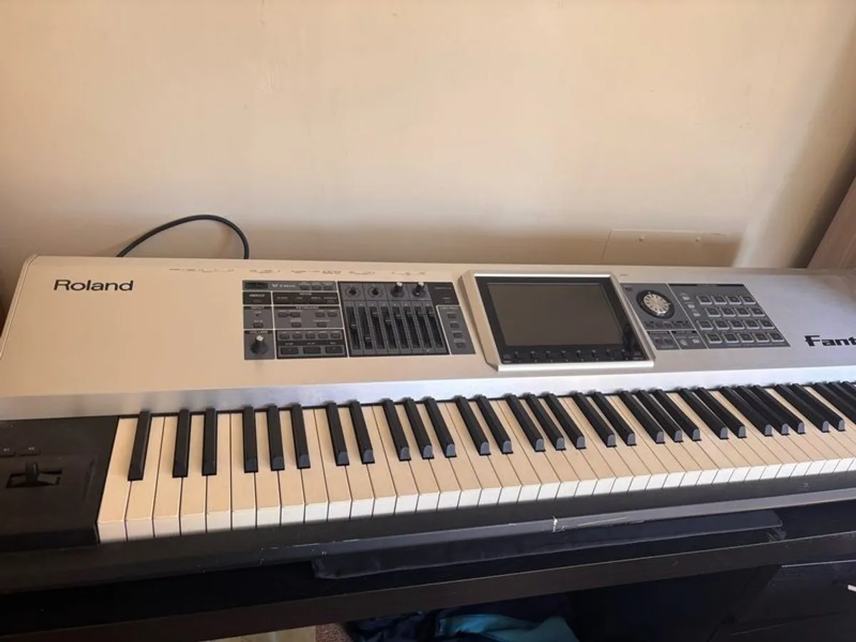 SELLING ASAP Multi intstrument synth/gran piano keyboard  + desktop Roland speaker - Image 2