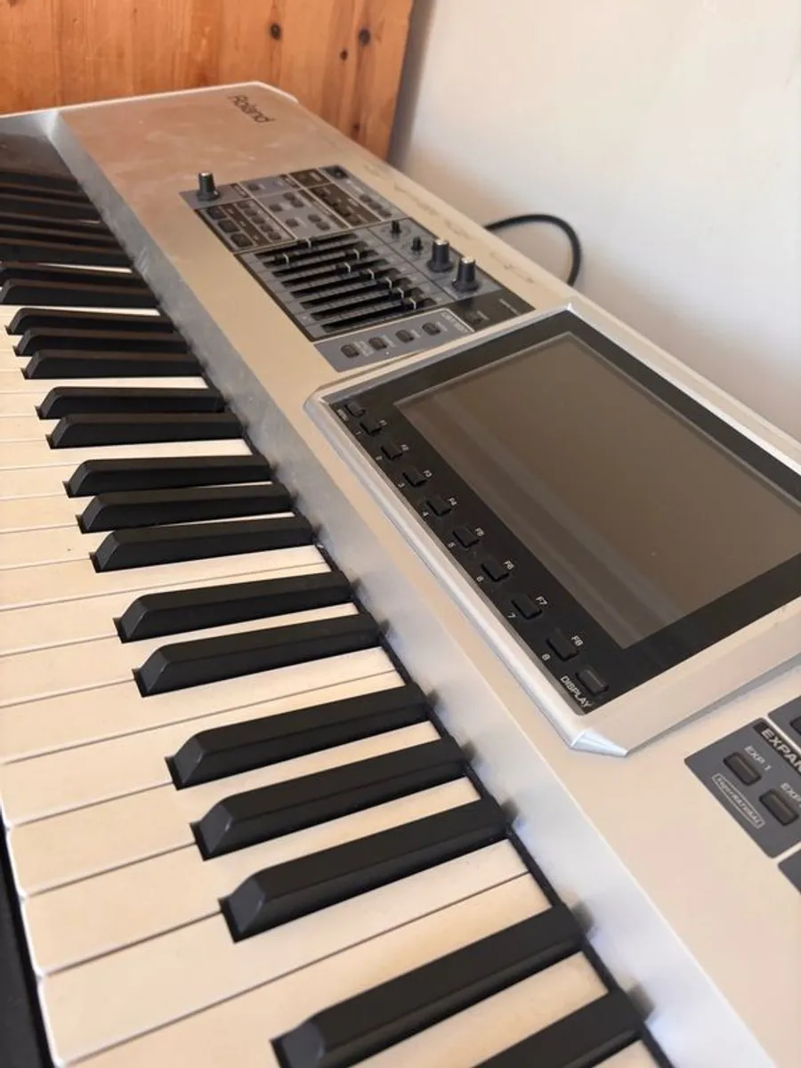 SELLING ASAP Multi intstrument synth/gran piano keyboard  + desktop Roland speaker - Image 3